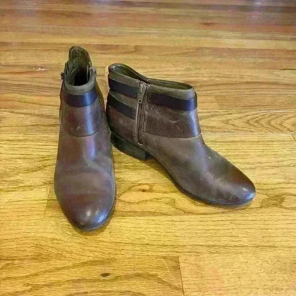 Women’s Clarks Brown Leather Booties Size 7 Boots Comfort Casual Studded Western